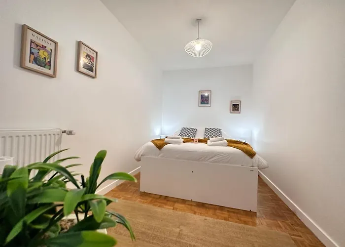 Les 3 Piliers Grand T2 Confortable Avec Parking Lejlighed Reims